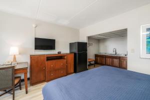 una stanza con un letto, una scrivania e una televisione di Extended Stay Suites Cookeville - Tennessee Tech a Cookeville