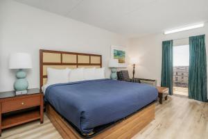 um quarto com uma cama grande e uma janela em Extended Stay Suites Cookeville - Tennessee Tech em Cookeville