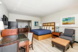 una camera d'albergo con letto king-size e scrivania di Extended Stay Suites Cookeville - Tennessee Tech a Cookeville