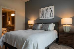 מיטה או מיטות בחדר ב-Landing - Modern Apartment with Amazing Amenities (ID1776X11)