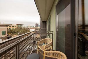 Duas cadeiras numa varanda com vista para a cidade em Landing - Modern Apartment with Amazing Amenities (ID1776X11) em Austin