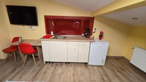 Kuchyň nebo kuchyňský kout v ubytování Apartament ultra central! + 8 fotografií