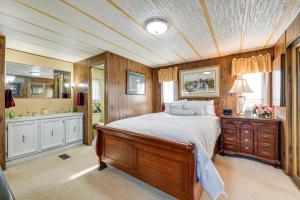 um quarto com uma cama grande e uma casa de banho em Classic Country Retreat in Ronda on 5 Acres! 