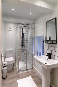y baño con ducha, lavabo y aseo. en New- Modern 2br Apt Wifi Sleep5 City Centre, en Sheffield