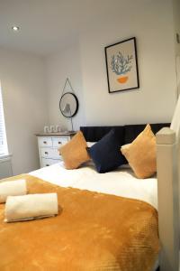 a bedroom with a bed with brown and blue pillows at New- Modern 2br Apt Wifi Sleep5 City Centre in Sheffield