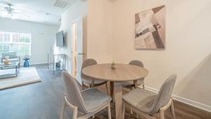 una sala da pranzo con tavolo e sedie di Landing - Modern Apartment with Amazing Amenities (ID7689X22) a Spring Hill