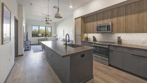 cocina grande con fregadero y fogones en Landing - Modern Apartment with Amazing Amenities (ID9728X49), en Scottsdale