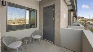 balcón con 2 sillas, puerta y ventanas en Landing - Modern Apartment with Amazing Amenities (ID9728X49), en Scottsdale