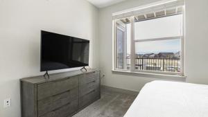 TV tai viihdekeskus majoituspaikassa Landing - Modern Apartment with Amazing Amenities (ID8582X12)