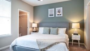 Säng eller sängar i ett rum på Landing - Modern Apartment with Amazing Amenities (ID3736X9)