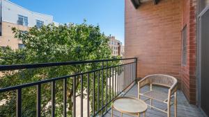 Un balcon sau o terasă la Landing - Modern Apartment with Amazing Amenities (ID9415X89)