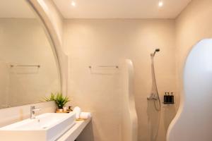 Koupelna v ubytování With-inn Mykonos Suites
