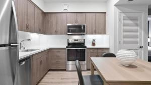 Dapur atau dapur kecil di Landing - Modern Apartment with Amazing Amenities (ID7668X57)