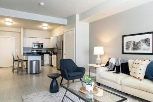 sala de estar con sofá y mesa en Landing - Modern Apartment with Amazing Amenities (ID2762X29), en Murray
