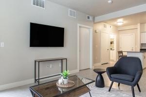 sala de estar con silla y TV en la pared en Landing - Modern Apartment with Amazing Amenities (ID2762X29), en Murray