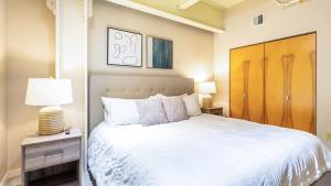 um quarto com uma grande cama branca e 2 candeeiros em Landing - Modern Apartment with Amazing Amenities (ID1614X51) em Pittsburgh