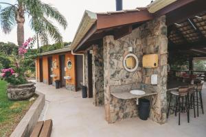 eine Steinwand mit zwei Waschbecken auf einer Terrasse in der Unterkunft Paraíso do Salto in Lages
