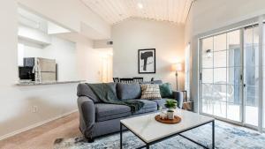 un soggiorno con divano e tavolo di Landing - Modern Apartment with Amazing Amenities (ID2679X34) a Fort Worth