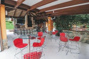 un gruppo di sedie e tavoli rossi su un patio di Paraíso do Salto a Lages