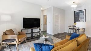 salon z kanapą i telewizorem w obiekcie Landing - Modern Apartment with Amazing Amenities (ID4693X56) w mieście Suffolk