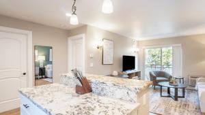 een keuken met een aanrecht en een woonkamer bij Landing - Modern Apartment with Amazing Amenities (ID8203X92) in Fremont
