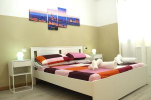 - une chambre avec 2 lits et des peintures murales dans l'établissement appartamento cuore del chianti, à Tavarnelle in Val di Pesa