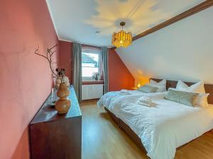 1 dormitorio con 1 cama y un jarrón sobre una mesa en Moor Feeling Apartments Worpswede, en Worpswede