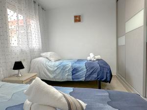 a bedroom with two beds and a window at Apartamento Mirador del Mediterráneo in Málaga
