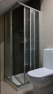 a bathroom with a glass shower with a toilet at Apartamento Clube Nautico in Vilamoura