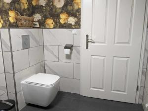 een badkamer met een wit toilet en een deur bij POLKA in Schwarzenbach an der Saale