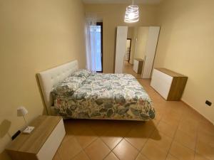 1 dormitorio con cama, mesa y espejo en Gravina House, en Portici