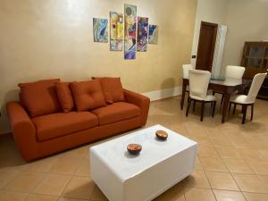 sala de estar con sofá y mesa en Gravina House, en Portici
