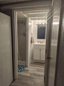 ein Bad mit einem Waschbecken und einem Spiegel in der Unterkunft Charming Apartments in the Heart of Robinson in Robinson