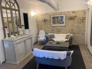 een woonkamer met een bank en een tafel bij Bleu D'Orage in Vimoutiers