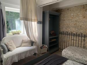 Schlafzimmer mit einem Bett und einem Fenster in der Unterkunft Bleu D'Orage in Vimoutiers