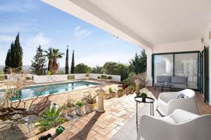 una casa con piscina en un patio en Magical VILLA CASA KOI in Sao Bras de Alportel, en São Brás de Alportel