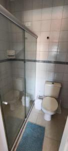 Bathroom sa Flat 2 - Temporada em Enseada dos Corais 2 Suítes