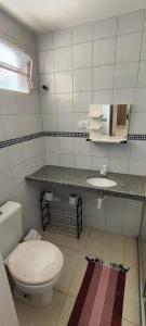 Bathroom sa Flat 2 - Temporada em Enseada dos Corais 2 Suítes