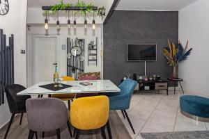 ein Esszimmer mit einem Tisch und Stühlen in der Unterkunft Spacious Apartment Center in Split