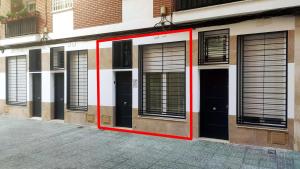 ein Gebäude mit Türen und Fenstern auf einer Straße in der Unterkunft Loft Premium Córdoba in Córdoba