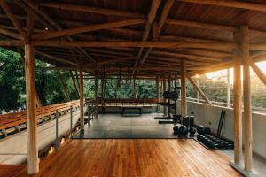 Habitación grande con suelo y vigas de madera. en Somos en Santa Teresa