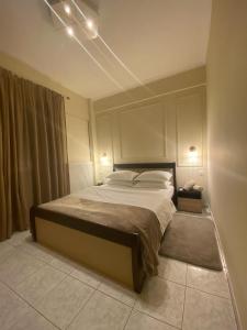 ein Schlafzimmer mit einem großen Bett in einem Zimmer in der Unterkunft Sunny Suite in Peraia