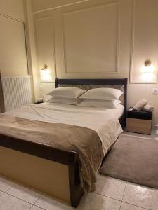 a large bed in a bedroom with two lamps at Sunny Suite in Perea