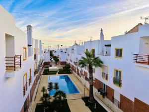 Bazén v ubytování Amazing beach bliss 2br w/private sea view terrace nebo v jeho okolí