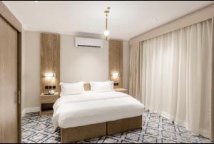ein Schlafzimmer mit einem großen weißen Bett und einem Fenster in der Unterkunft فندق فاتوران in Medina