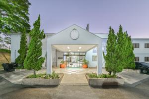 een gebouw met bomen ervoor bij Hotel Golden Park Campinas Viracopos By Nacional Inn in Campinas