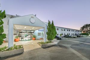a building with a parking lot in front of it at Hotel Golden Park Campinas Viracopos By Nacional Inn in Campinas