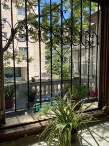 a window with a view of a courtyard at Habitación en Grand Maison en Alto Palermo in Buenos Aires