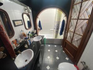 a bathroom with a sink and a toilet and a tub at Habitación en Grand Maison en Alto Palermo in Buenos Aires