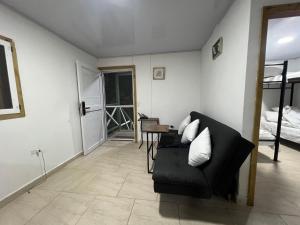 Istumisnurk majutusasutuses JAZMIN HOsTEL